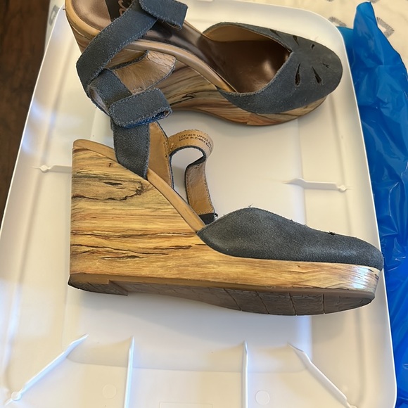 Leather BC platform shoes.  2 1/2 inches high.  Size 7 1/2, great condition. - Picture 3 of 4